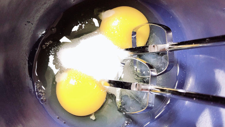 酸奶鸡蛋饼,用电动打蛋器将鸡蛋打蓬松。