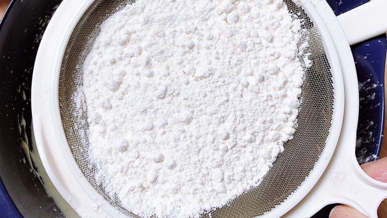酸奶鸡蛋饼,将低筋面粉过筛到鸡蛋液中。