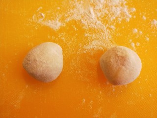 香酥蛋黄饼,面团提前合好的，做成饺子大小剂子。