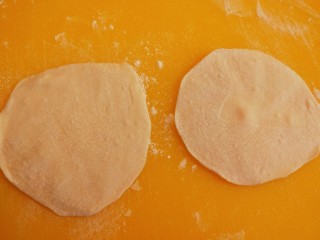 香酥蛋黄饼,擀成圆皮。