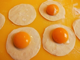 香酥蛋黄饼,鸡蛋黄倒在面皮中间。
