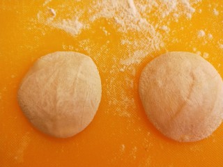 香酥蛋黄饼,做出八个剂子压扁。