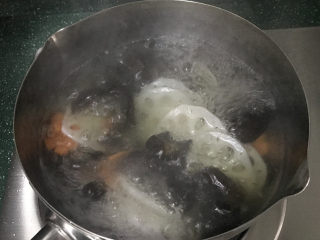 杂炒时蔬,焯烫断生，捞出后同样过凉水，再沥干水分