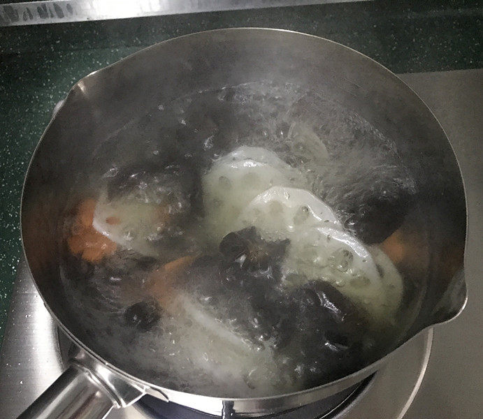 杂炒时蔬,焯烫断生，捞出后同样过凉水，再沥干水分