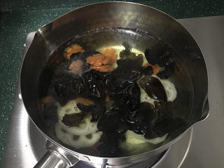 杂炒时蔬,接着将黑木耳，胡萝卜和藕片也放入沸水锅中
