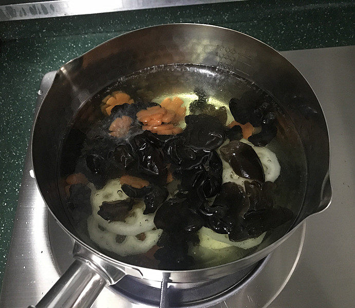 杂炒时蔬,接着将黑木耳，胡萝卜和藕片也放入沸水锅中