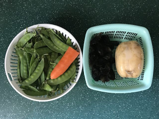 杂炒时蔬,准备好食用，干的黑木耳提前用温水泡开，去掉根部，清洗干净后撕成小朵备用