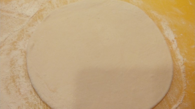 胡萝卜地葫芦盒子蛋饼,分成两个相同的剂子擀圆皮。