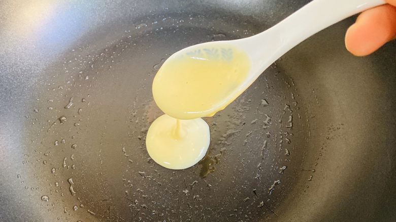 酸奶鸡蛋饼,舀入一汤勺面糊，面糊缓缓滴落成圆形