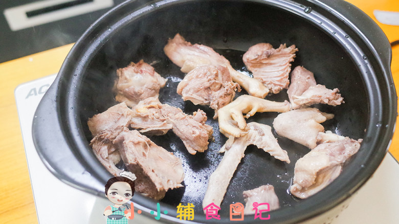 秋天干燥美味的香菇鸭汤做起来,将鸭块一个个摆入砂锅里