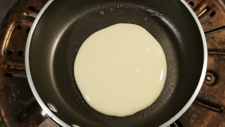 酸奶鸡蛋饼,用勺子倒入面糊  从中间缓慢倒入 自成圆形