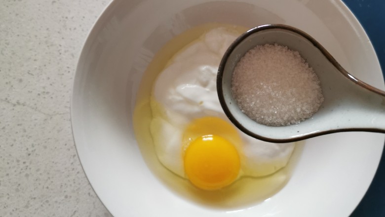酸奶鸡蛋饼,放入10克白糖  打入一个鸡蛋搅拌均匀
