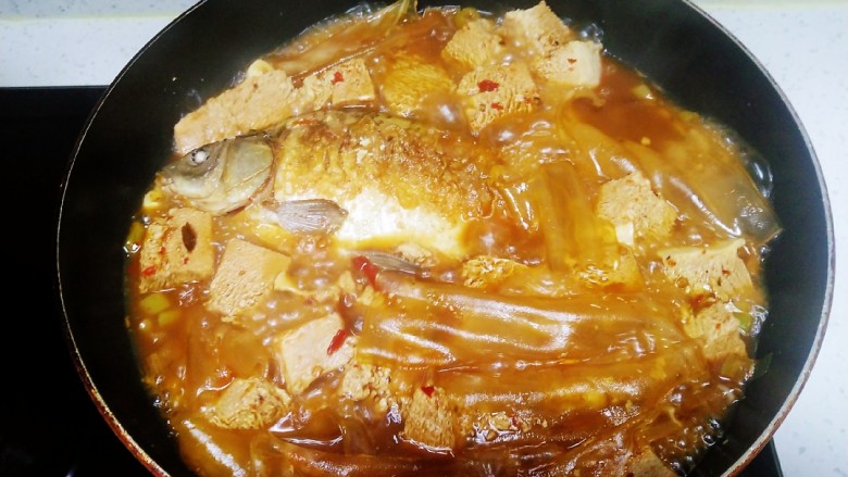 红烧鲫鱼炖冻内脂豆腐、粉皮,转中火炖8分钟
