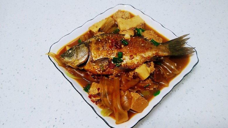 红烧鲫鱼炖冻内脂豆腐、粉皮,盛入盘中