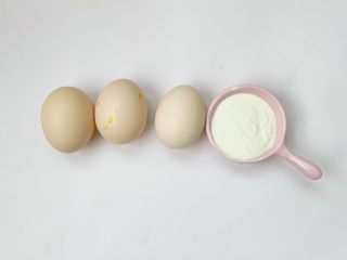 小月龄宝宝零食：蛋黄溶豆（步骤详细）,准备食材，这里奶粉是无可替代的。