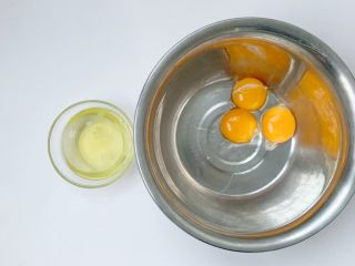 小月龄宝宝零食：蛋黄溶豆（步骤详细）,分离蛋清，这里只用蛋黄哦