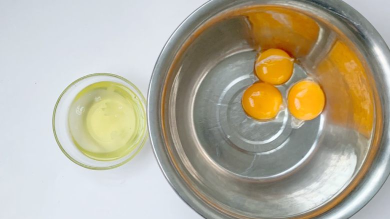 小月龄宝宝零食：蛋黄溶豆（步骤详细）,分离蛋清，这里只用蛋黄哦