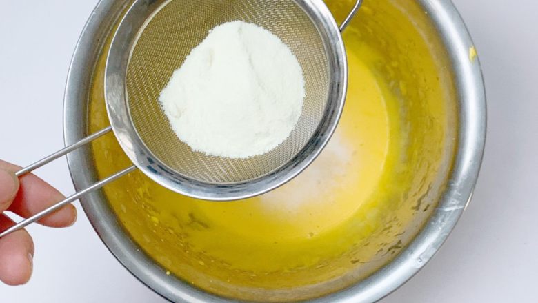 小月龄宝宝零食：蛋黄溶豆（步骤详细）,过筛奶粉