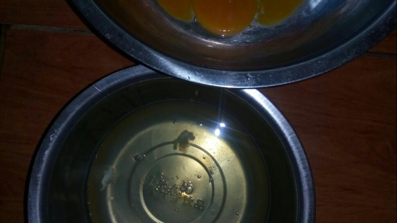 酸奶鸡蛋饼,将蛋清和蛋黄分别装入盆中。