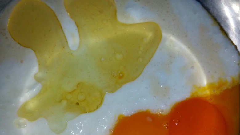 酸奶鸡蛋饼,加玉米油拌匀。