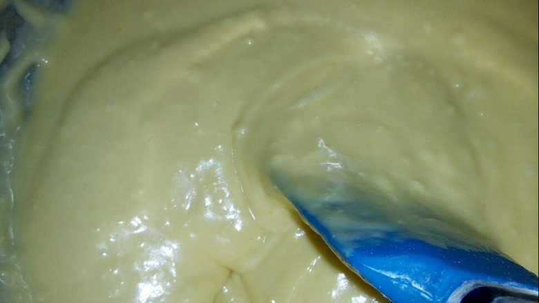 酸奶鸡蛋饼,翻拌手法，将面糊拌匀。