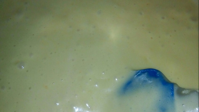 酸奶鸡蛋饼,将蛋白全部加入拌匀。
