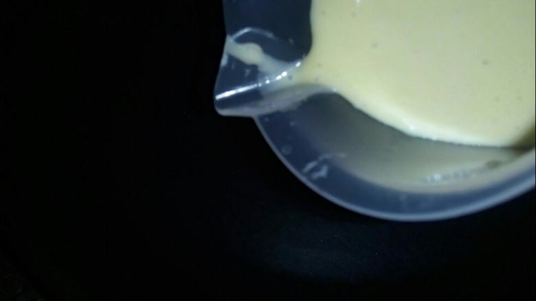 酸奶鸡蛋饼,面糊倒入平底锅。