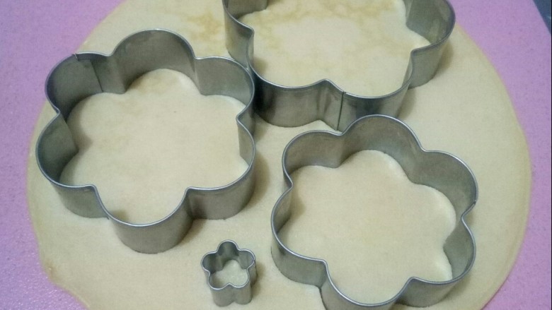 酸奶鸡蛋饼,用花型模具压制造型。