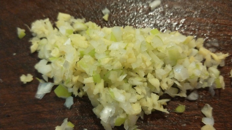 蒜苔炒肉末,葱姜切碎。