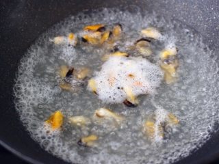 茴香海虹鸡蛋饺子,锅中倒入适量的清水煮沸后，放入少许盐，把海虹肉焯一下水，捞出沥干水分。