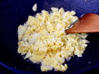 茴香海虹鸡蛋饺子,锅烧热后，倒入花生油烧热，鸡蛋打散后，倒入锅中炒熟盛出备用。
