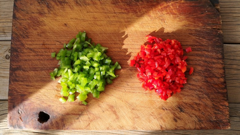 避风塘茄子,青红椒（可根据个人口味选择辣的或不辣的）洗净去筋去籽切碎备用。