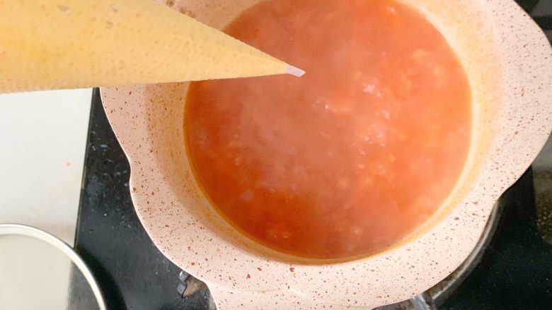 宝宝辅食：茄汁三文鱼胡萝卜面线 营养价值非常高哦,锅中加入适量的水，裱花袋底中剪一小口。
