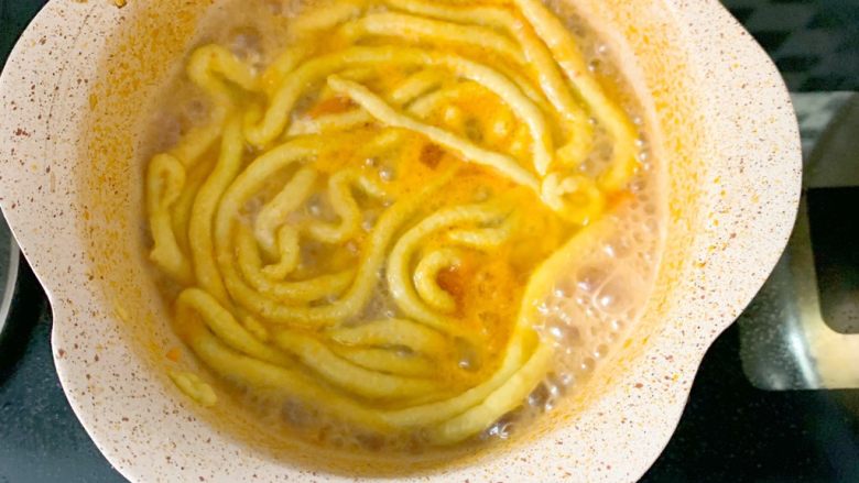 宝宝辅食：茄汁三文鱼胡萝卜面线 营养价值非常高哦,同样小火剩下的挤完到锅中。