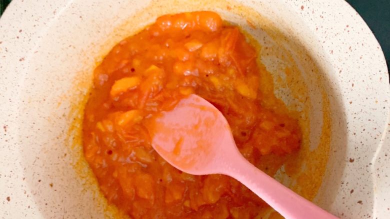 宝宝辅食：茄汁三文鱼胡萝卜面线 营养价值非常高哦,番茄炒出汁，用铲子压很快就出汁哦。
