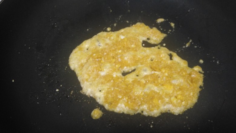 咸蛋黄炒白菜炖粉皮,锅中放入适量油，炒至咸蛋黄冒泡