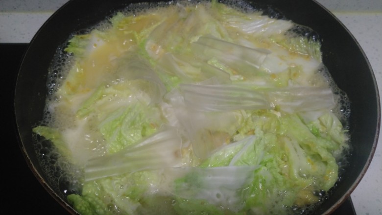咸蛋黄炒白菜炖粉皮,加入适量开水，放入粉皮