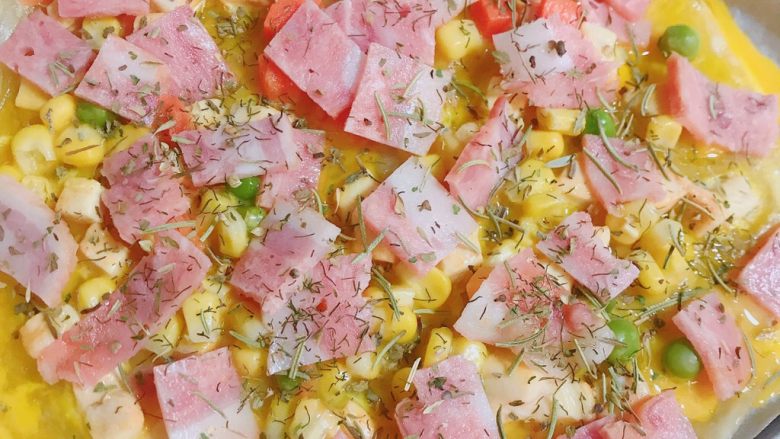 自制版披萨,撒上莳萝草碎和意大利香草碎，放入烤箱继续烤5分钟。