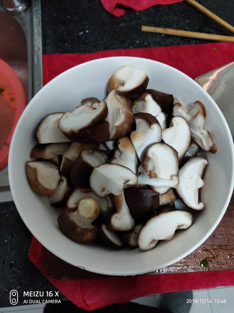 韭菜香菇饺,切好的香菇用干净碗装着。等会用绞肉机打碎