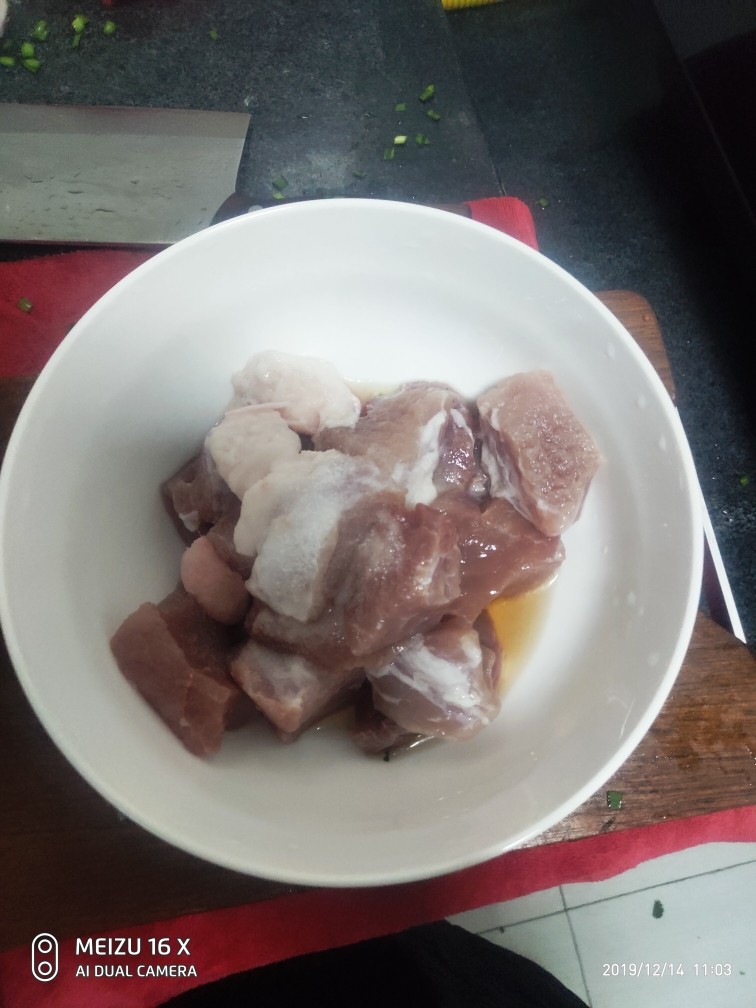 韭菜香菇饺,切成小块得瘦肉放点盐和料酒去去腥味