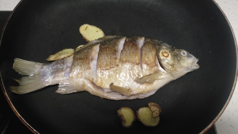 鲫鱼炖冬瓜,煎至两面金黄