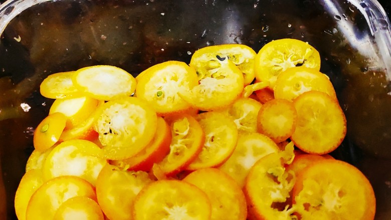 金桔柠檬酱,将切好的小金桔分三次加入碗中，先在底层铺上一层
