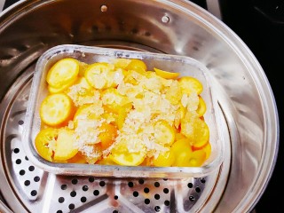 金桔柠檬酱,放入蒸锅中盖上盖子蒸1个小时