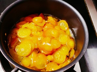 金桔柠檬酱,将蒸好的小金桔转移到小奶锅中