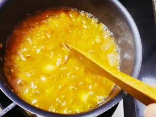金桔柠檬酱,这是切拌五分钟的效果（片状的果皮和果肉已经切碎，变成小块状）