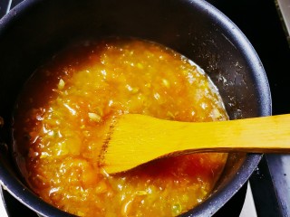 金桔柠檬酱,煮沸后，将火关至小火，继续切拌（这是10分钟的效果，此时有点粘稠，水分已经不多了）