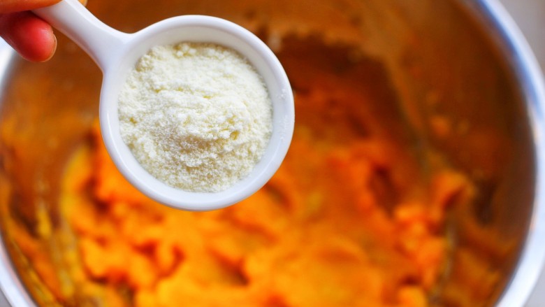 超受欢迎的红薯燕麦能量条,盆中加入澳优珀淳奶粉。