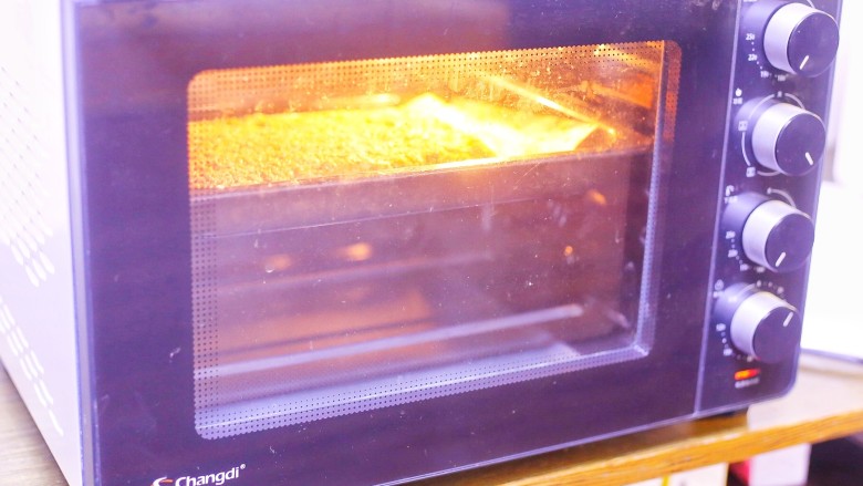 超受欢迎的红薯燕麦能量条,推入预热好的烤箱，上下火中层180℃，烤30分钟出炉切条即可。