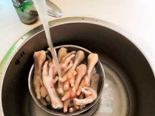 香辣卤鸡爪,把焯好的鸡爪捞出来，用冷水清洗干净