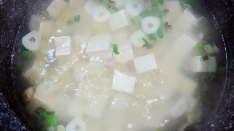 花蛤豆腐汤,烧开锅后，加入豆腐，大火烧开锅。